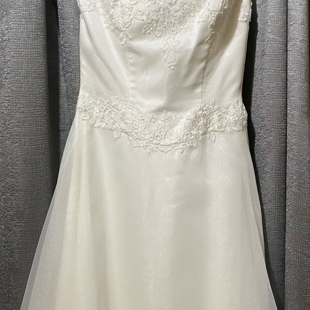 Wedding Dress - Picture 8 of 17